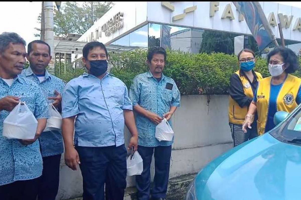 YLMI bagikan masker kain dan makanan masyarakat terdampak corona