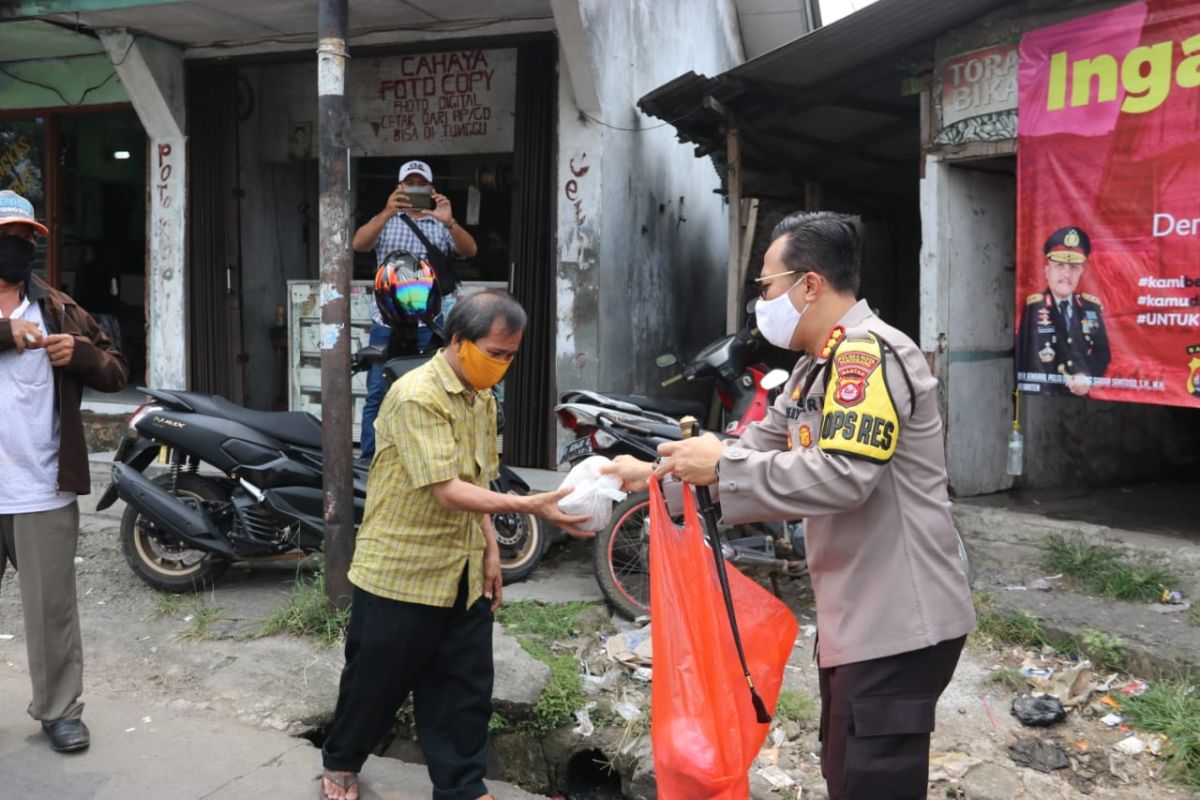 Polresta Tangerang dirikan dapur umum dan bagikan makanan saat berlaku PSBB