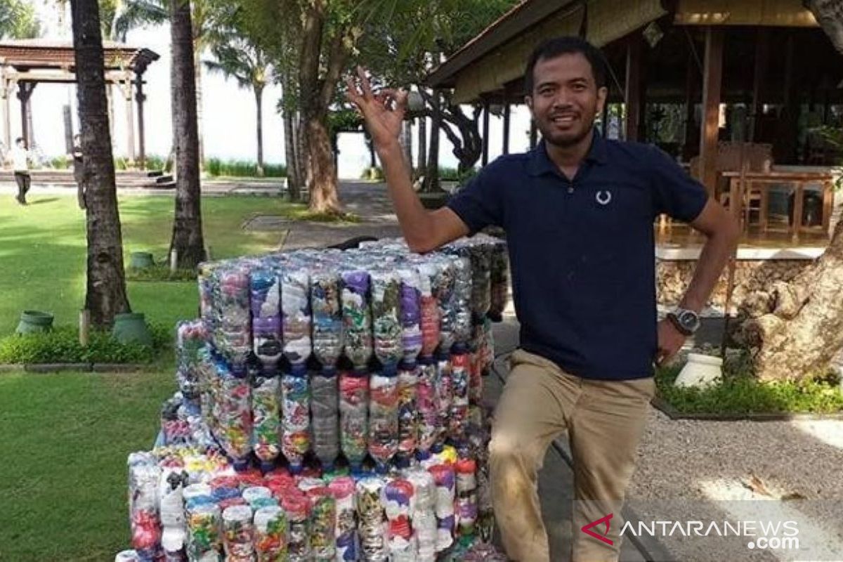 Warga Buleleng buat "ecobricks" atasi sampah plastik dirumah selama COVID-19