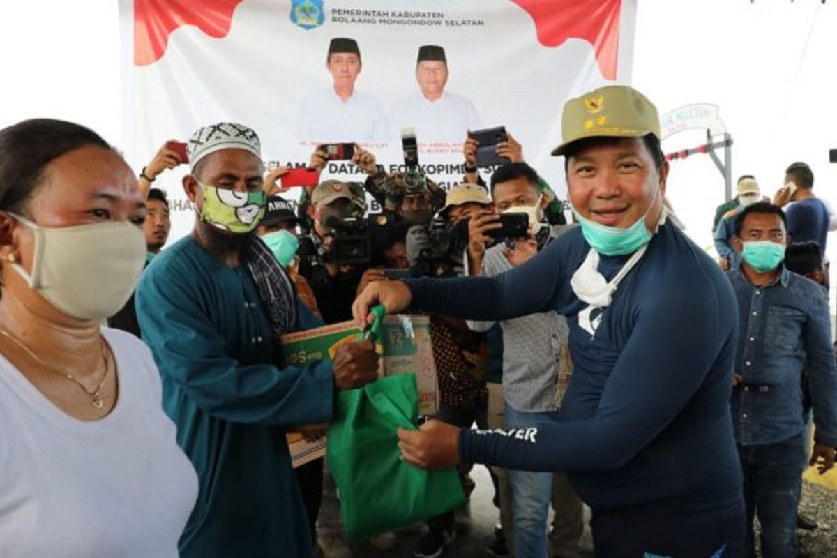 Steven Kandouw bagikan bahan pokok untuk masyarakat pesisir Boltim-Bolsel