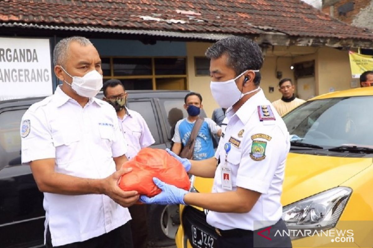 Dishub Tangerang salurkan 1.107 sembako untuk sopir angkot terdampak COVID-19