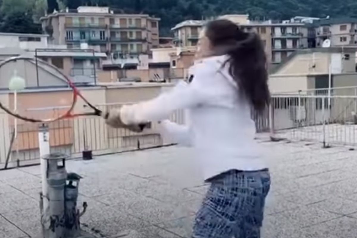 Dua gadis Italia akali lockdown dengan latihan tenis di atap gedung