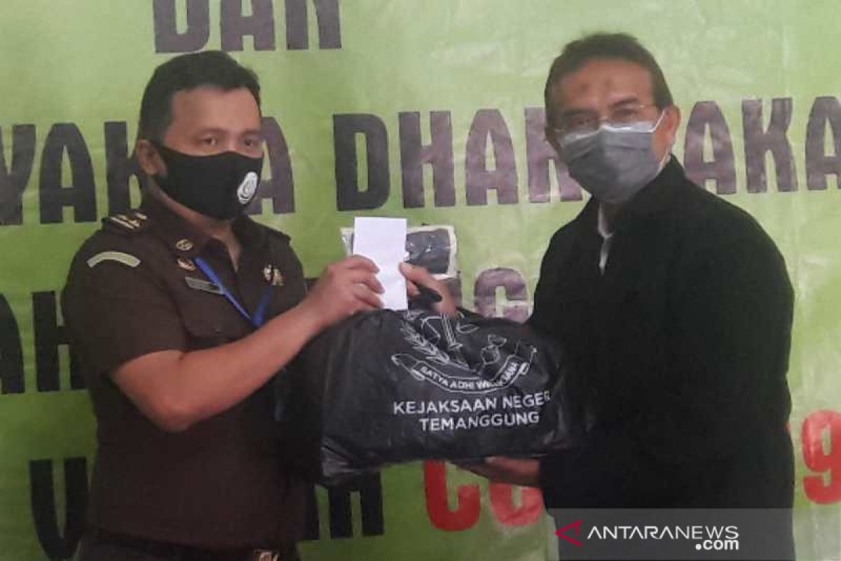 Kejari Temanggung berikan paket sembako pada warga terdampak COVID-19