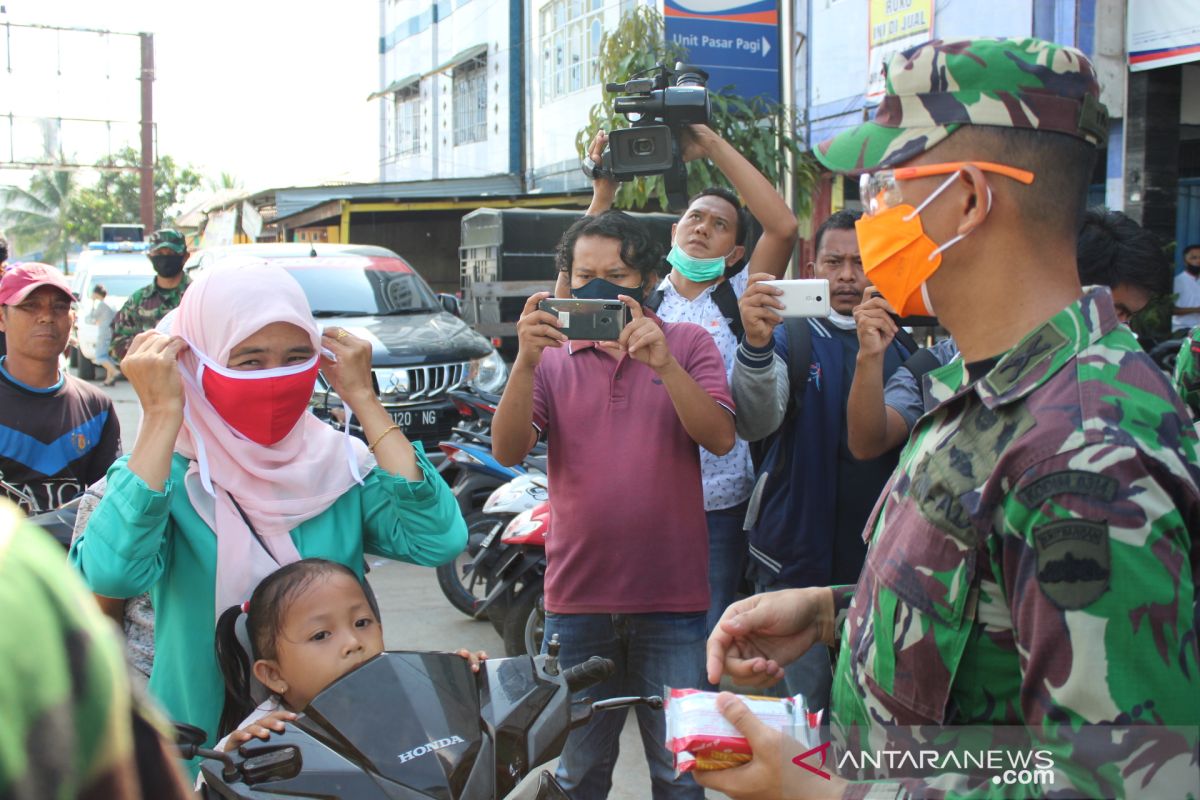 TNI bagikan 7.000 masker untuk pengguna jalan di Tembilahan