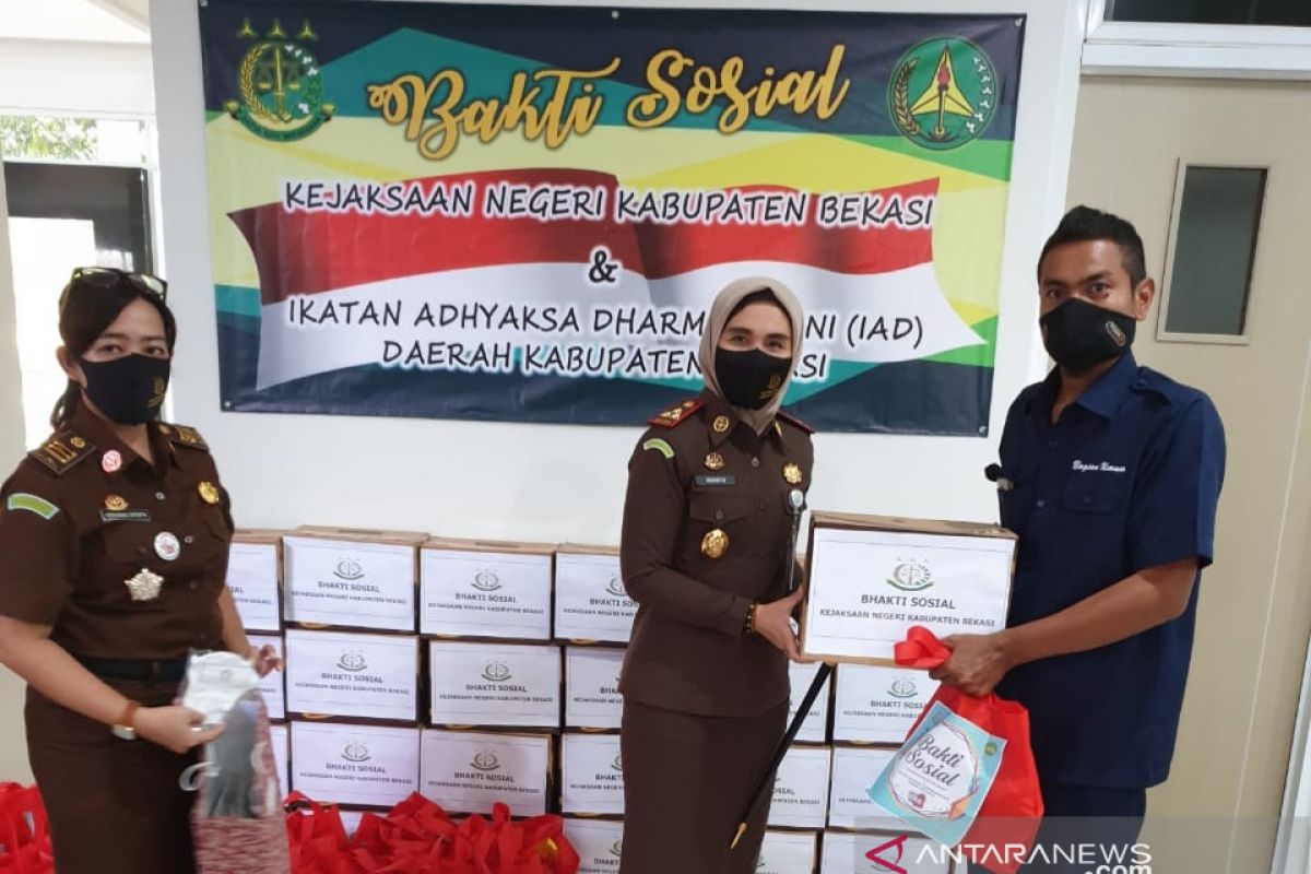 Kejaksaan Bekasi berikan bantuan untuk warga terdampak COVID-19