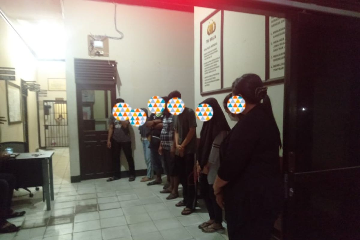 Lagi asyik di warung remang-remang, empat pasangan ini diangkut polisi