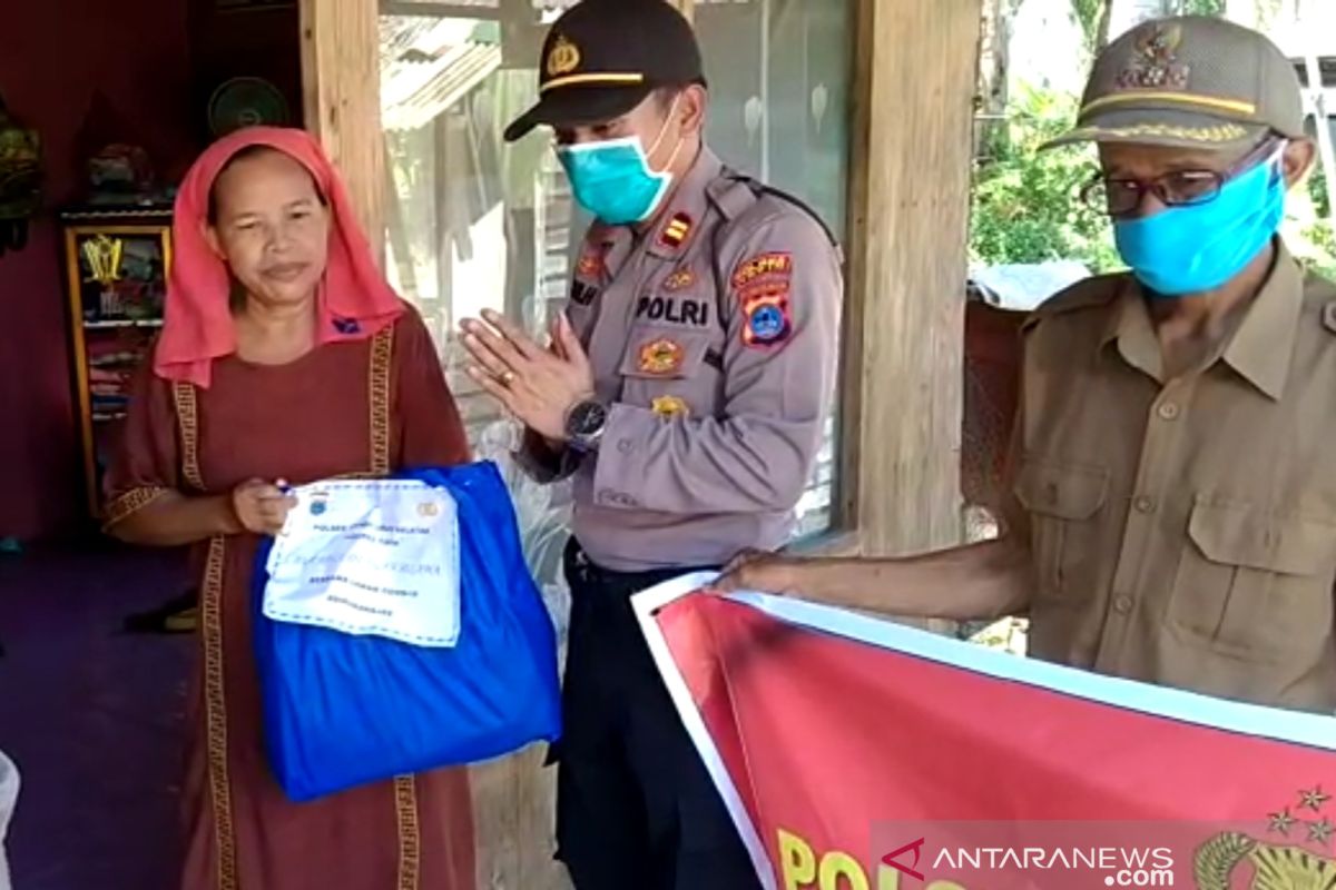 Warga bersyukur atas kepedulian polisi membagikan sembako