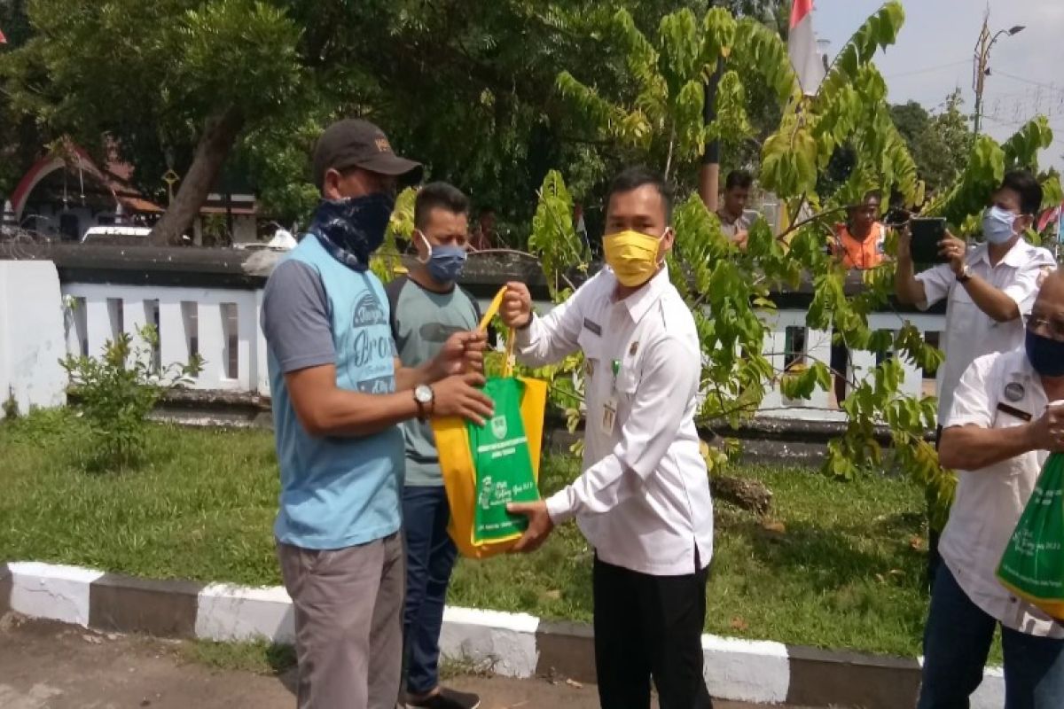 Paket sembako untuk 52 napi asimilasi di Batang