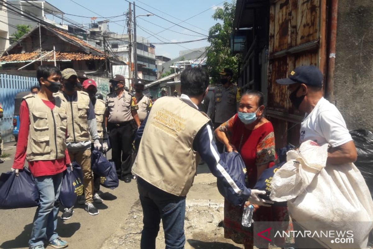 Polres Jakpus libatkan napi asimilasi bagikan bansos di Sawah Besar