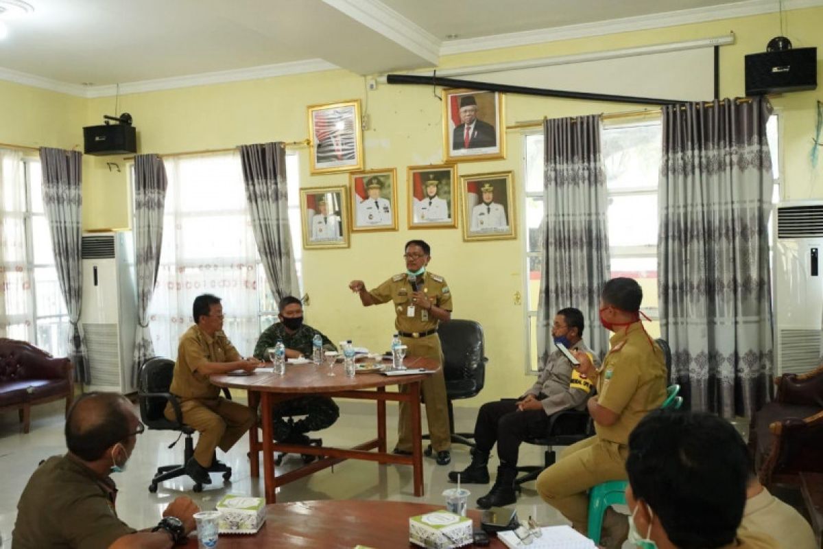 Bupati Pesisir Barat pimpin rapat evaluasi gugus tugas penanganan COVID-19