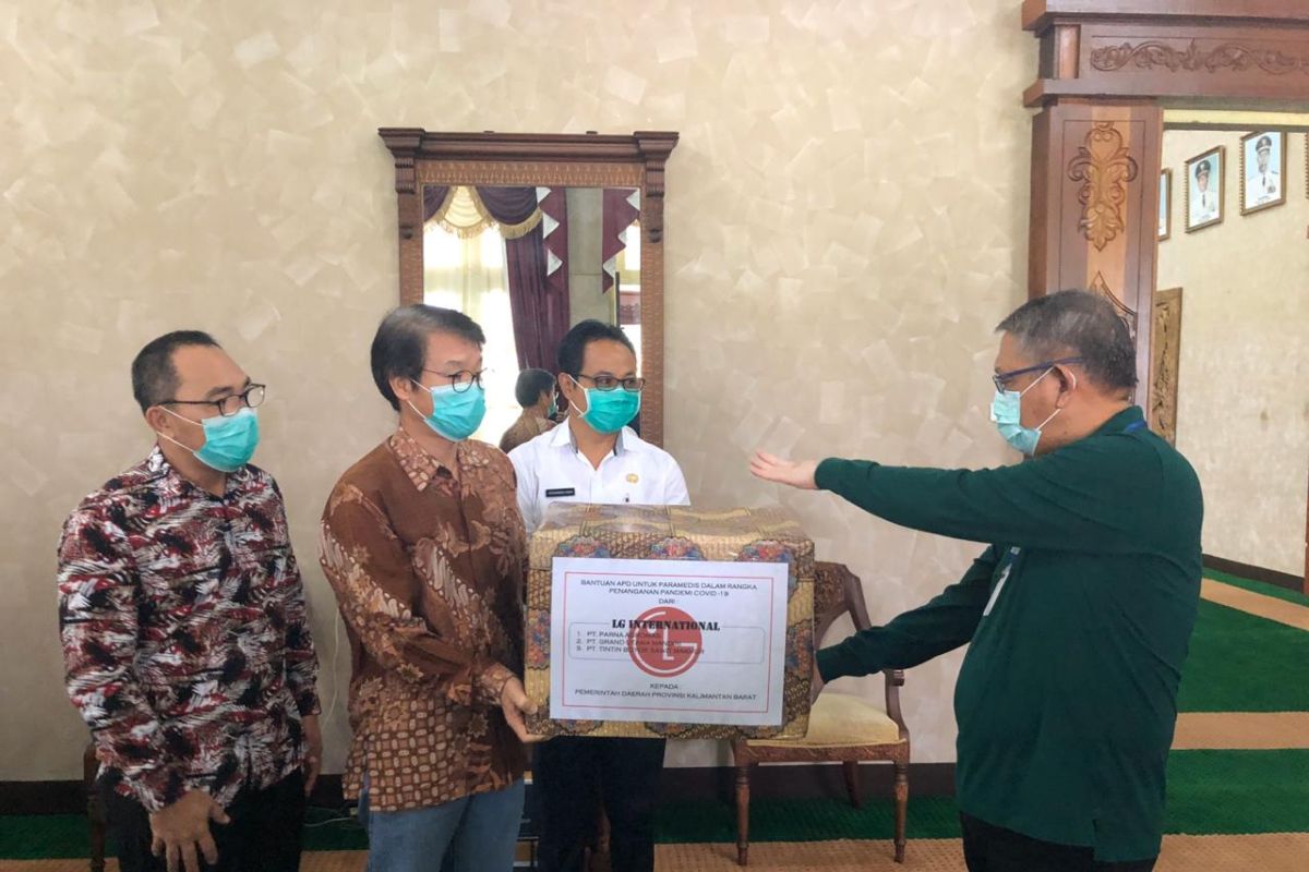 Gubernur Kalbar terima bantuan 300 unit hazmat untuk tenaga medis COVID-19