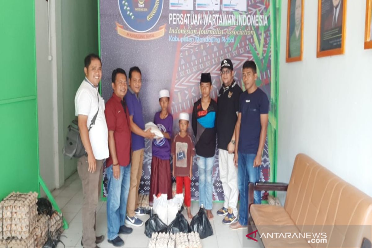 PWI Madina salurkan bantuan sembako untuk anak yatim