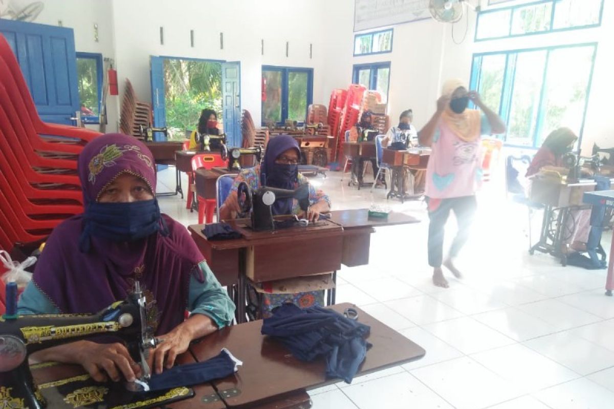 Ibu rumah tangga Desa Timbang Deli produksi masker kain sendiri