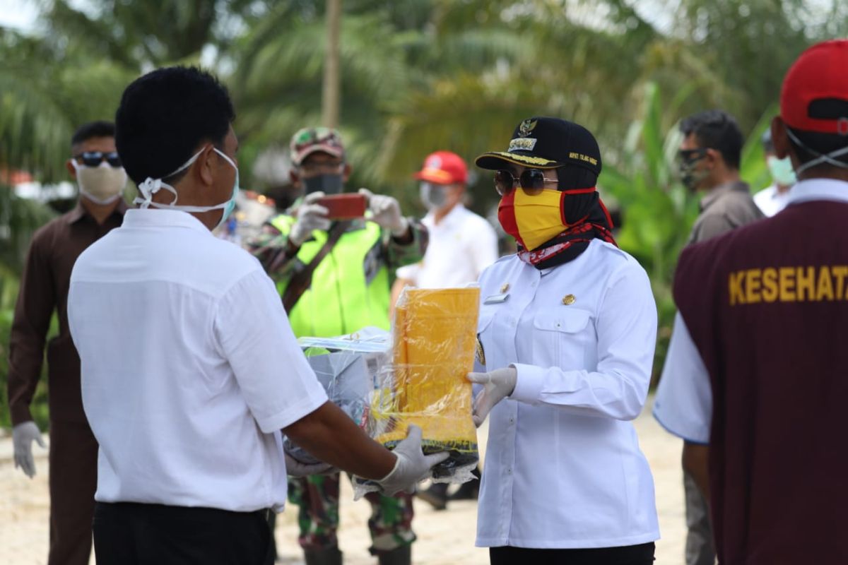 Bupati Winarti serahkan bantuan kepada masyarakat terdampak COVID-19