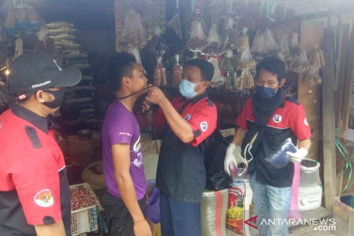 Cegah corona, penggemar Iwan Fals di Penajam sasar pasar bagikan masker