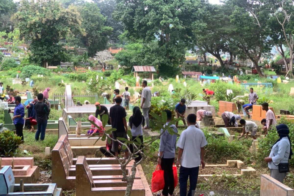 Donasi Bulog Sultra sasar pembersih kubur dan pemulung