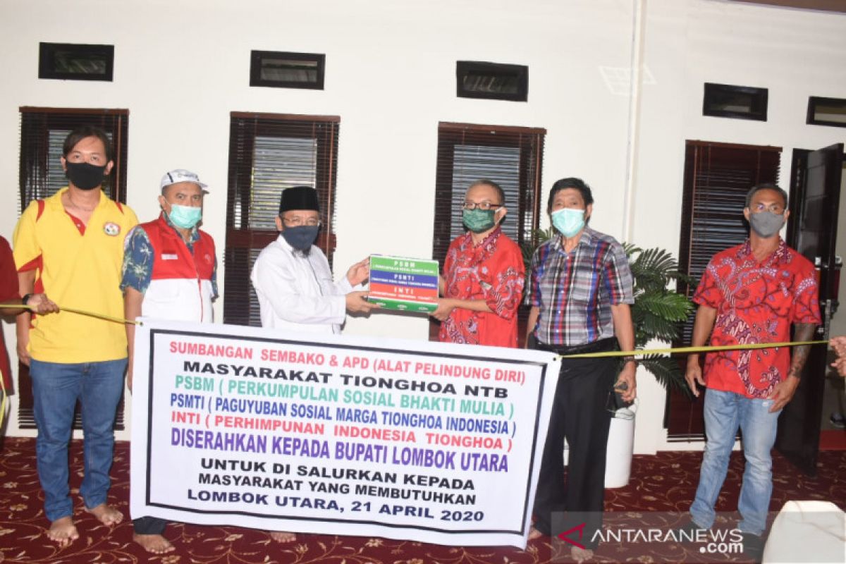 Masyarakat Tionghoa NTB menyerahkan bantuan APD di Lombok Utara