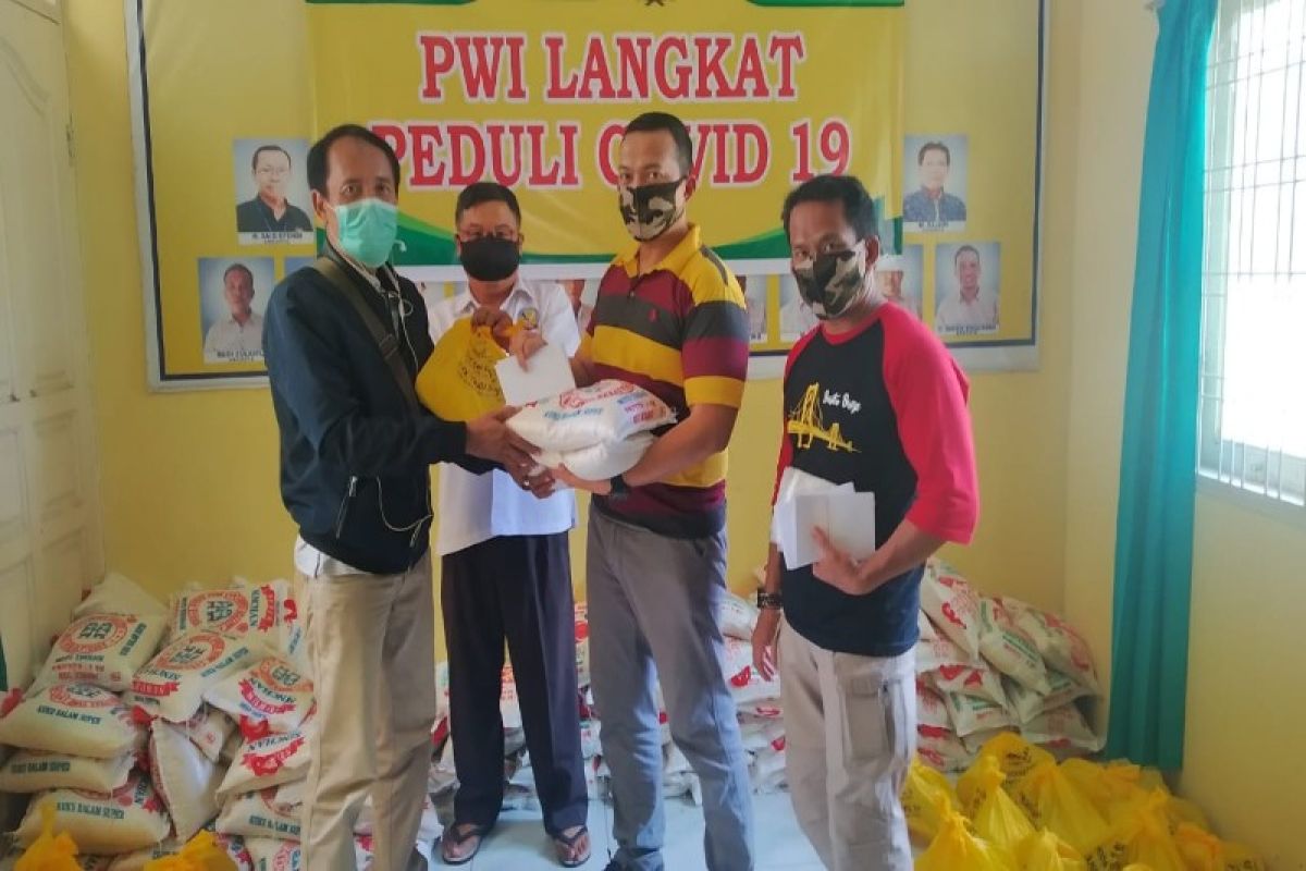 PWI Langkat bagikan sembako kepada anggotanya dan penarik becak