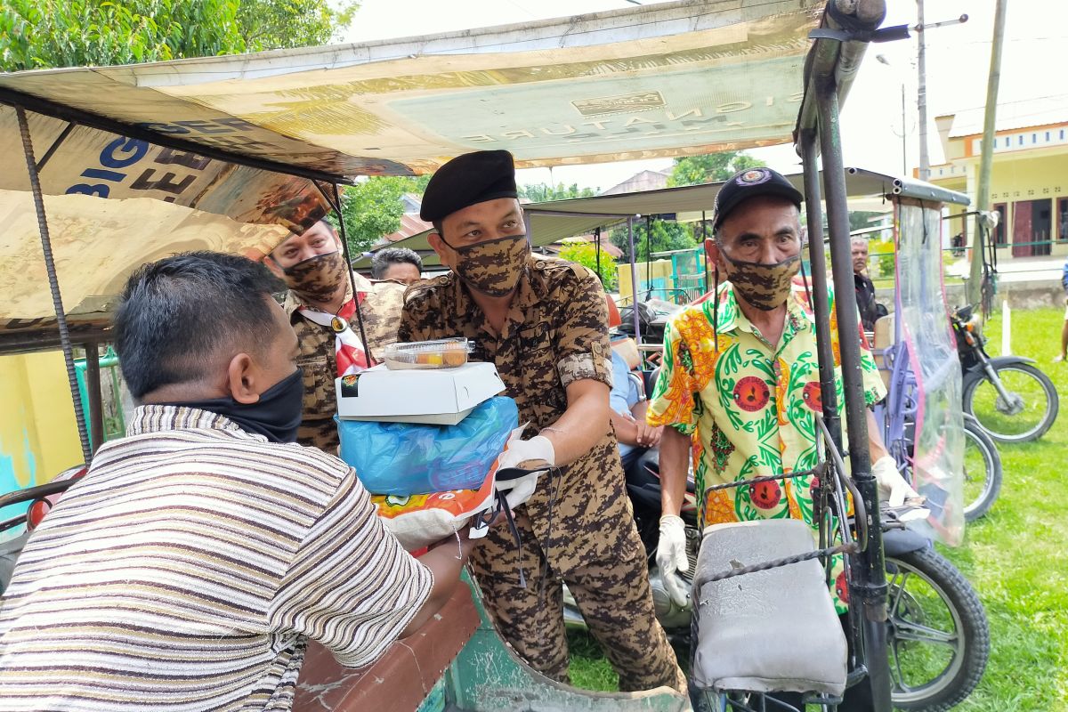 Pramuka Asahan berbagi sembako dengan abang becak