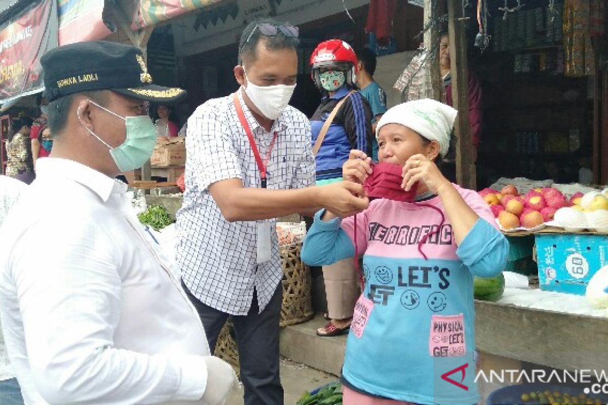 Wakil Wali Kota Gunungsitoli bagikan masker kepada pedagang