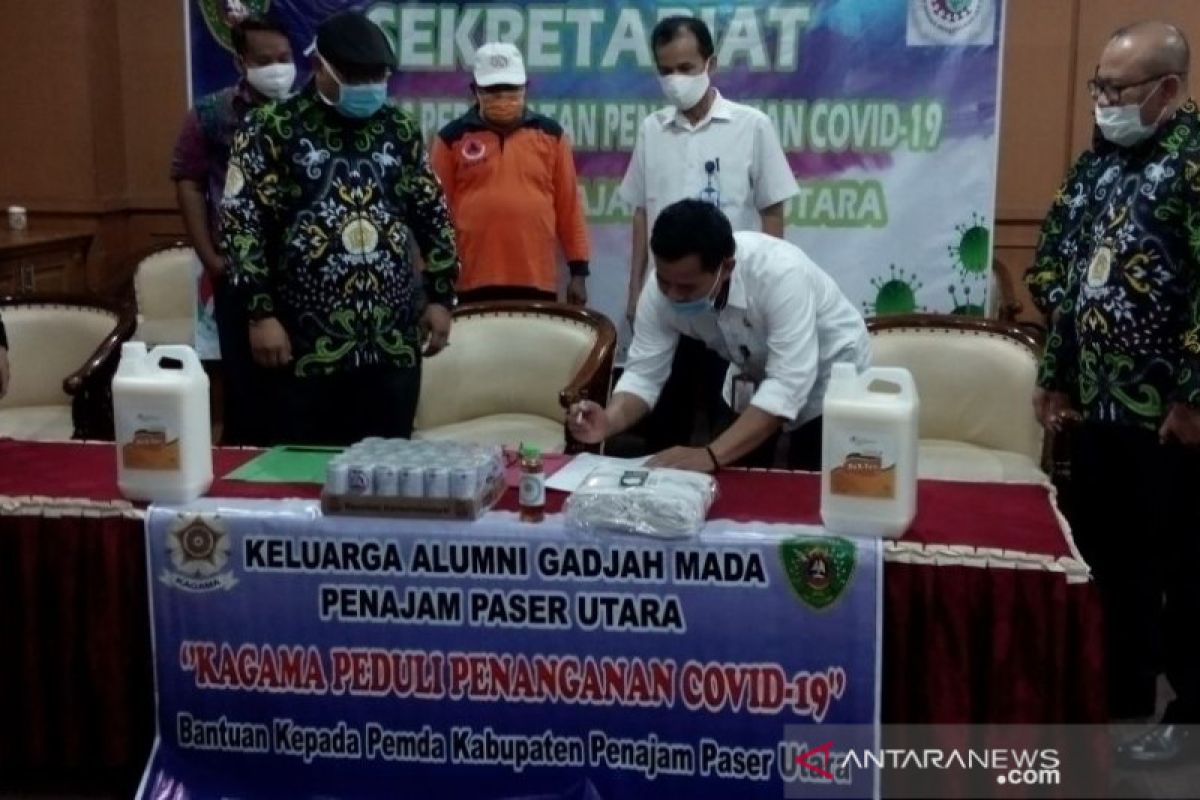 KAGAMA Penajam berikan bantuan penanganan COVID-19