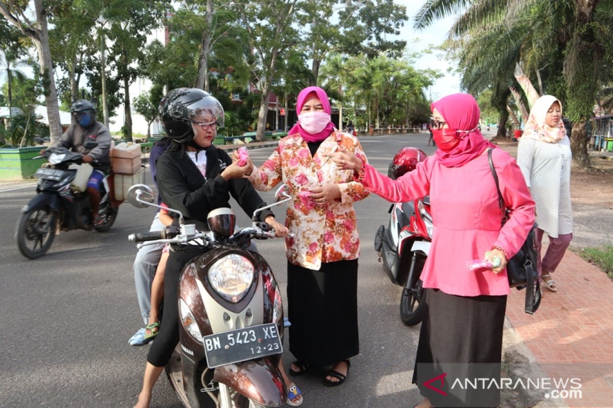 Kaum perempuan di Belitung Timur bagikan masker dan sembako