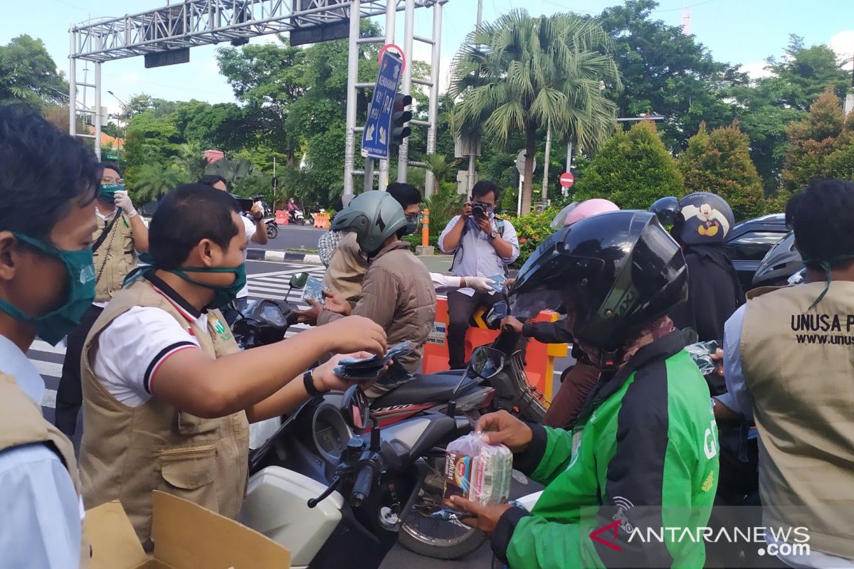Unusa-Jurnalis Pendidikan Surabaya bagikan masker dan bingkisan kepada masyarakat