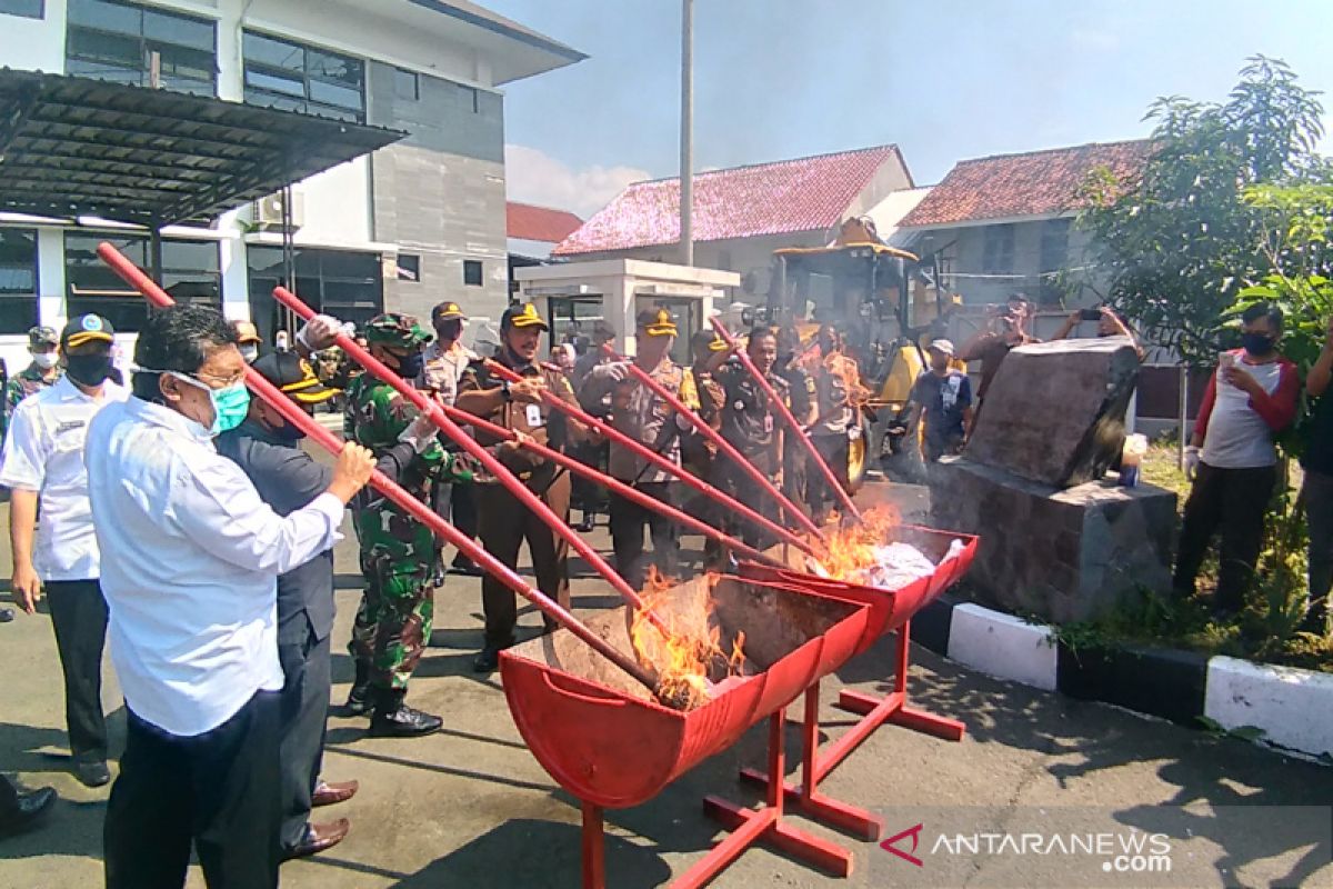 Kejaksaan Garut musnahkan barang bukti hasil kejahatan