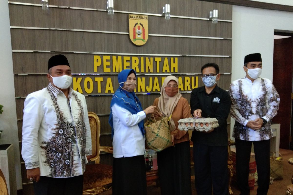 Wali kota serahkan paket sembako sumbangan ASN