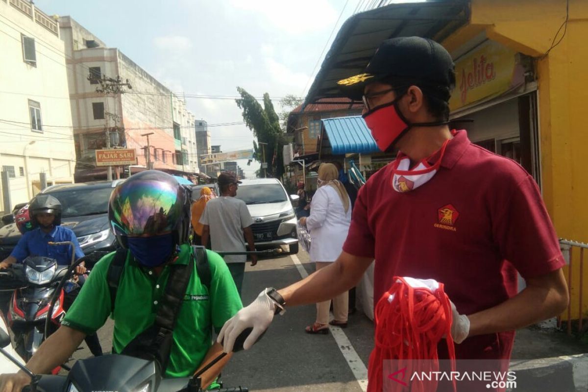 Gerindra Rokan Hilir serentak bagikan masker di tiga titik