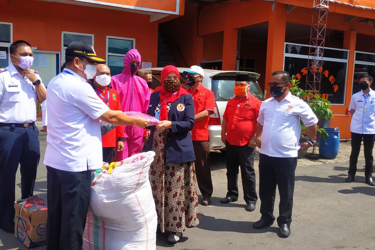 KONI Bandarlampung berikan bantuan baju hazmat dan masker kain ke BPBD