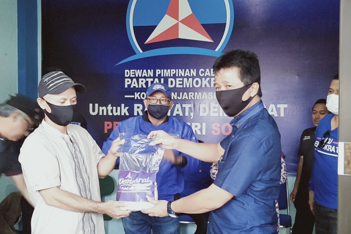 Partai Demokrat Banjarmasin membagikan 1.000 bungkus beras dan masker