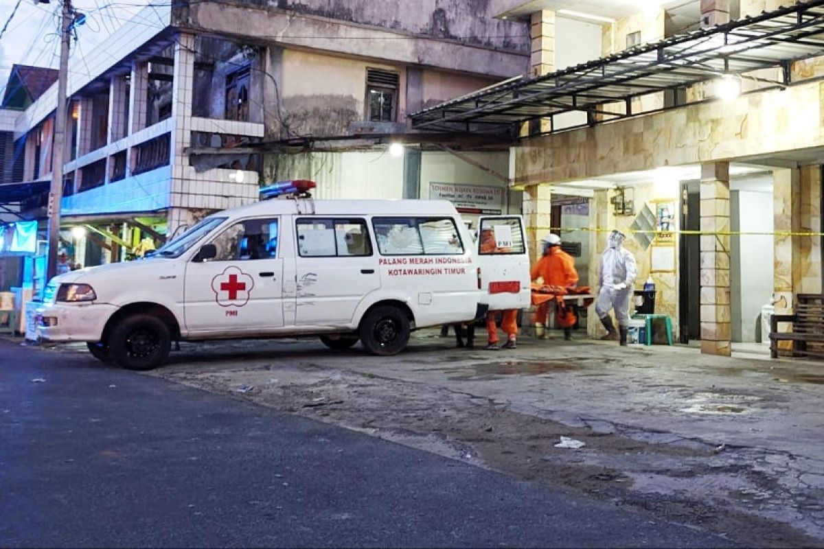 Evakuasi jenazah tamu losmen di Sampit gunakan protokol penanganan COVID-19