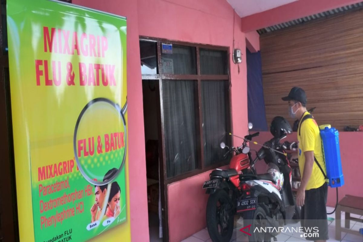 Aksi sehat Mixagrip lakukan penyemprotan disinfektan di Kelurahan Jagakarsa