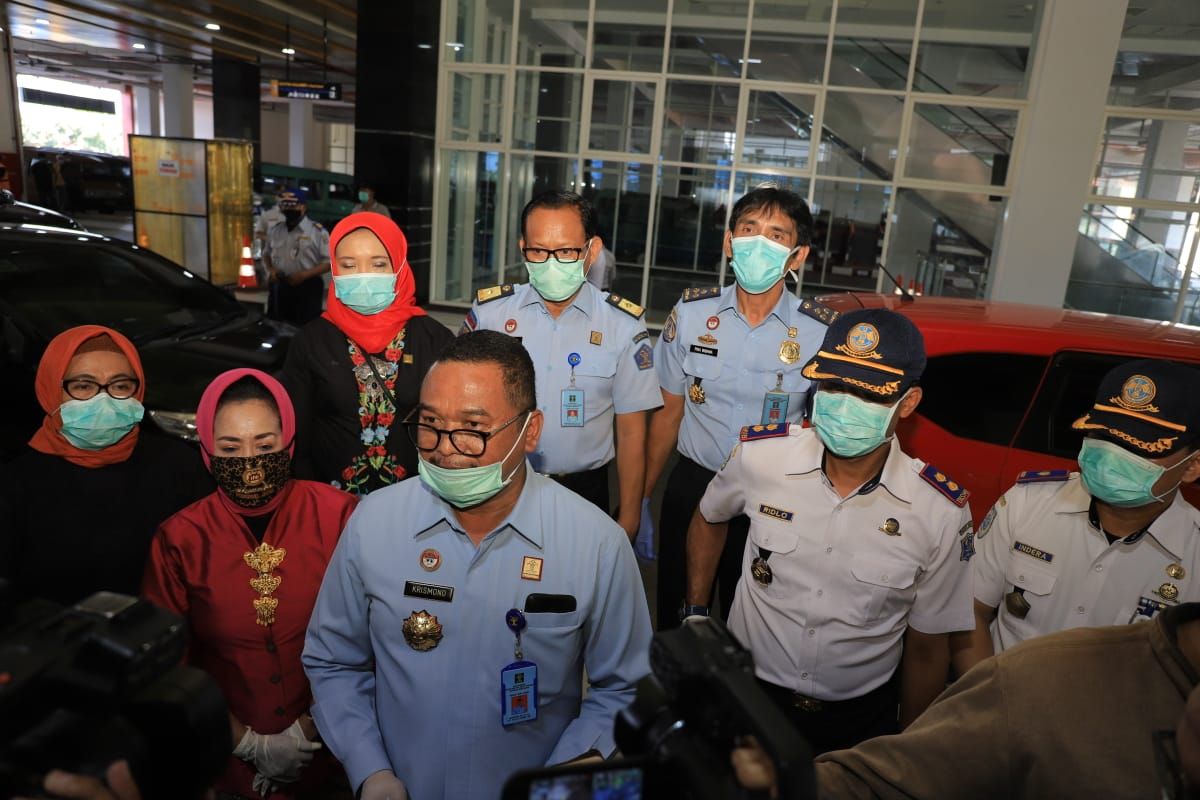 Jelang PSBB,  para sopir angkot di Surabaya dapat bantuan sembako