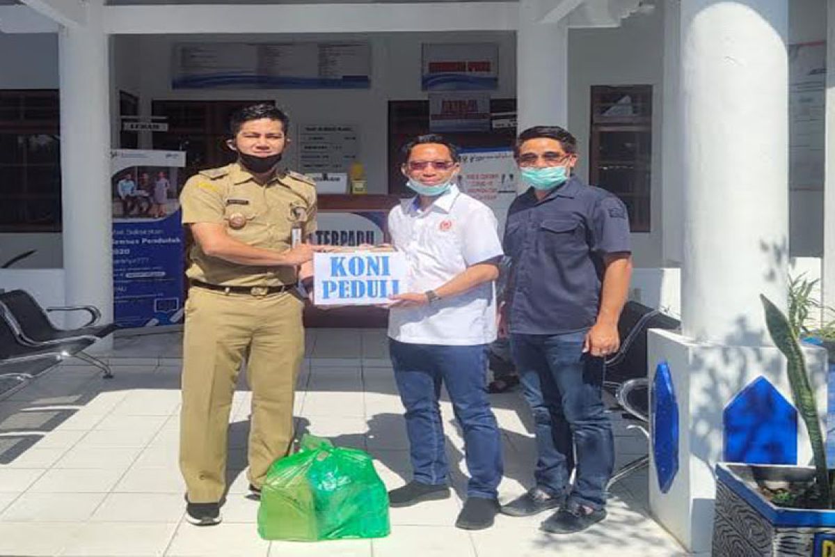 KONI serahkan masker dan hand sanitizer untuk Kelurahan Melayu dan Lanjas