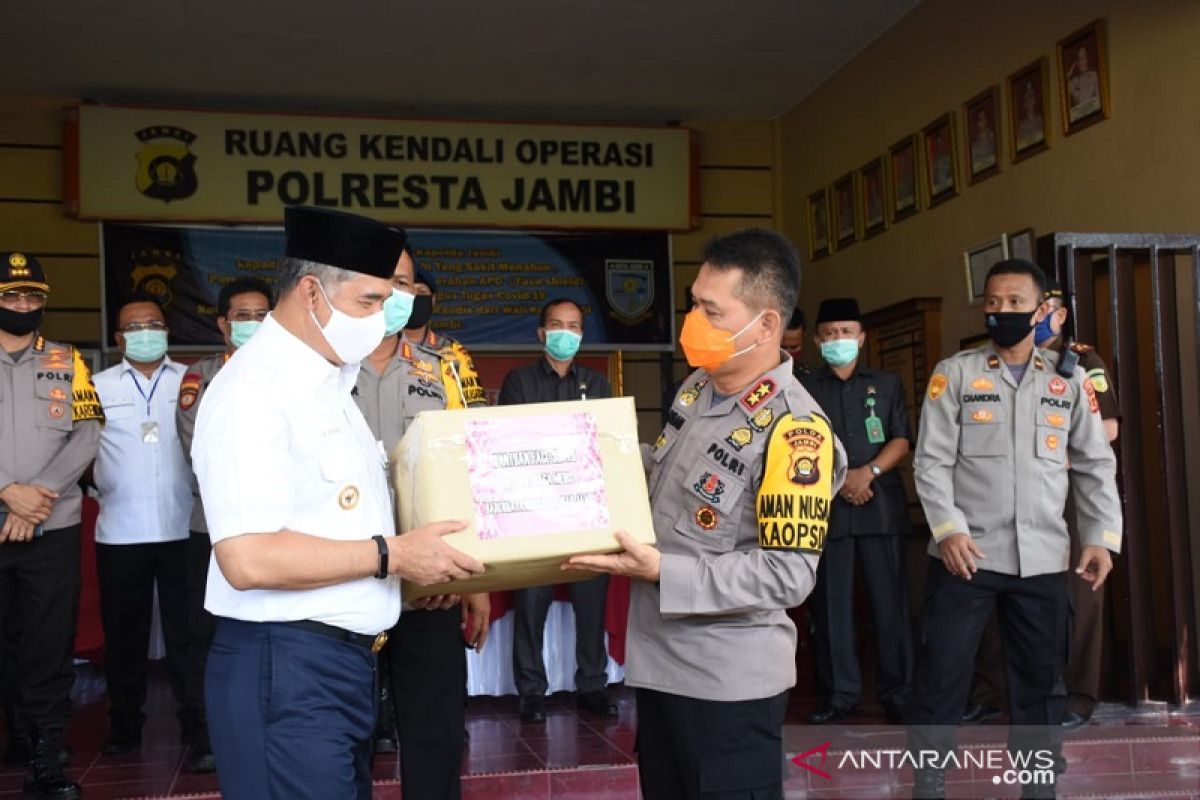 Untuk petugas kesehatan, Bhayangkari Jambi bantu APD