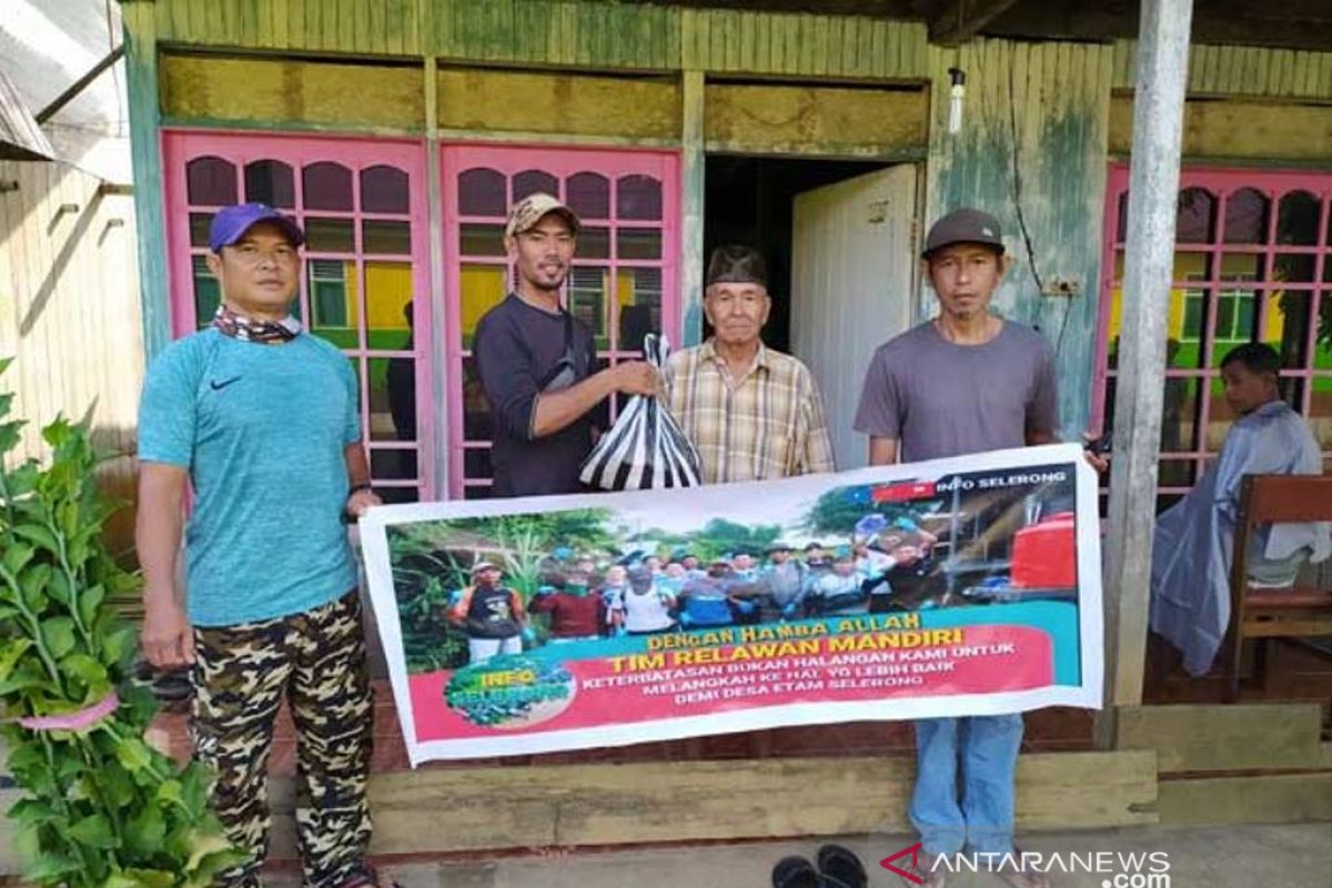 Relawan Mandiri COVID-19 Desa Selerong Bagikan Bantuan Masyarakat