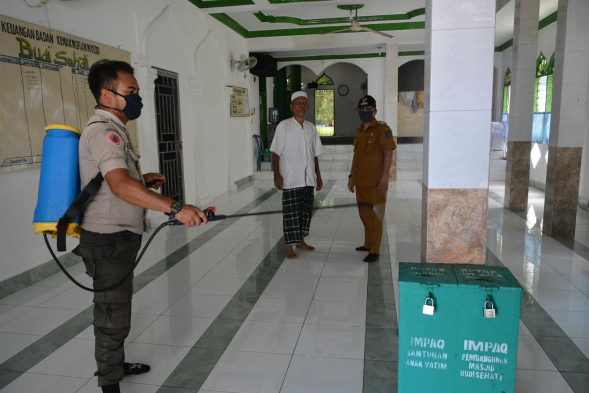 Jelang Ramadhan masjid di Sibolga disemprot disinfektan