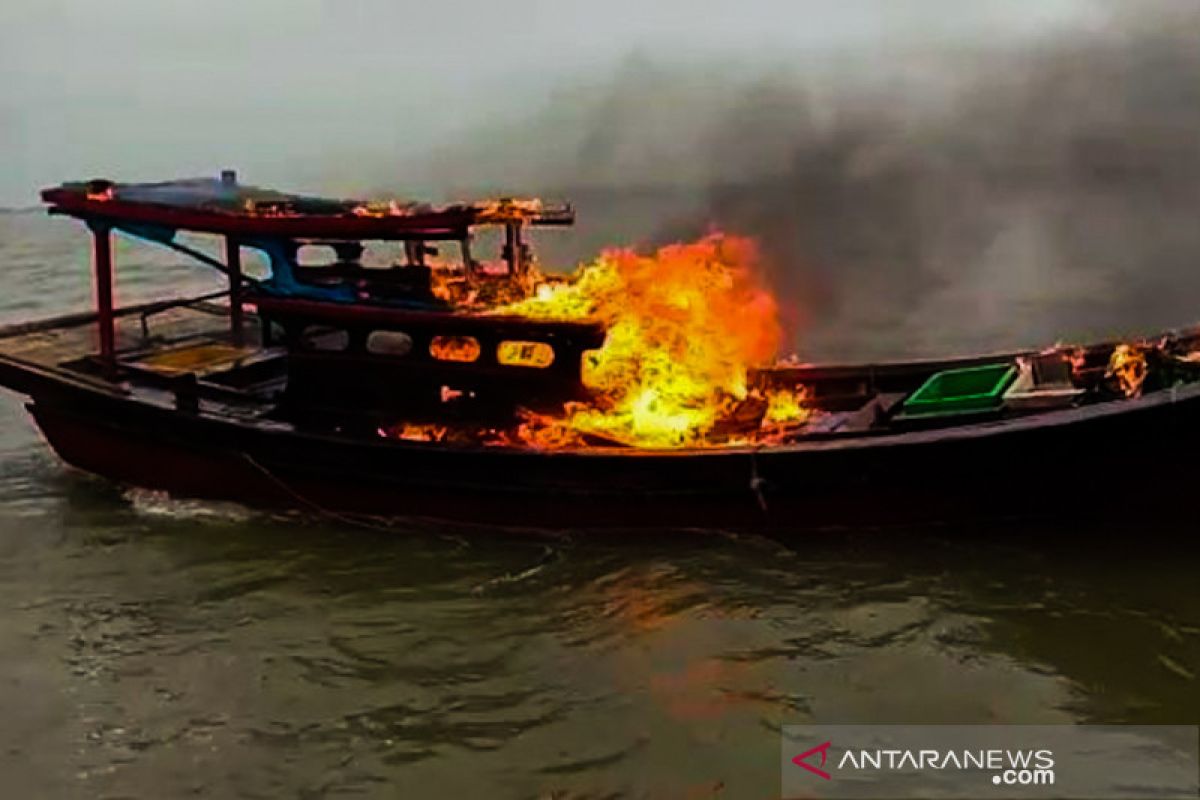 Kapal pukat harimau asal Sumut dibakar nelayan Panipahan Rokan Hilir