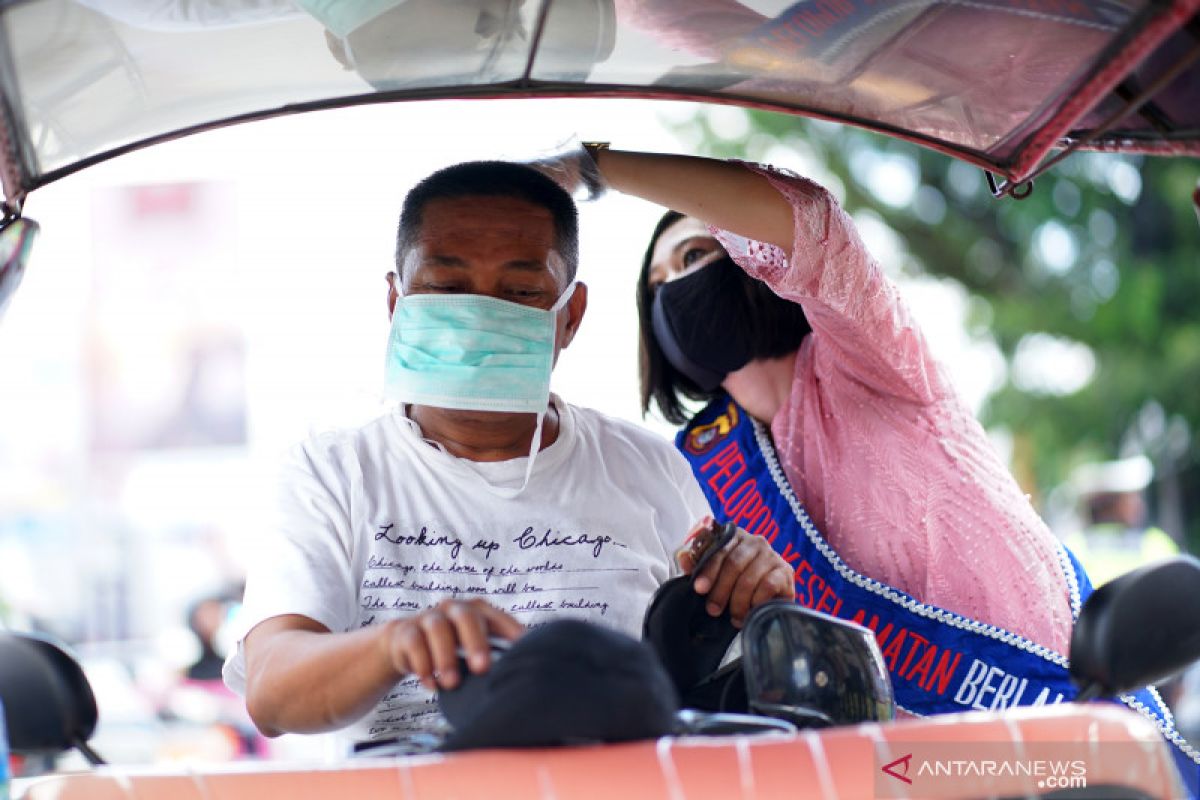 Polwan Gorontalo bagikan masker peringati Hari Kartini