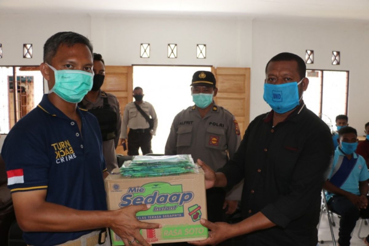 Polda Papua berikan sembako kepada atlet Kabupaten Supiori