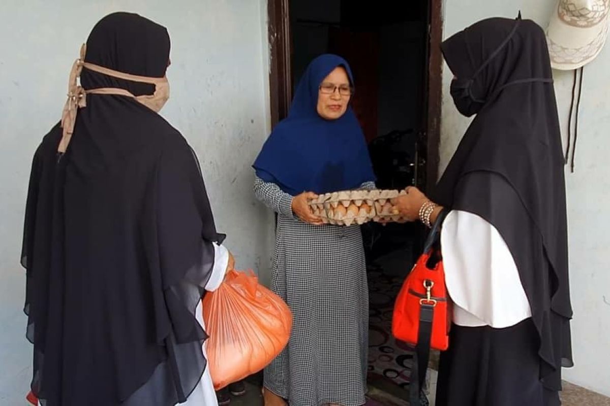 Dukcapil Aceh Tengah bantu bahan pangan warga kurang mampu