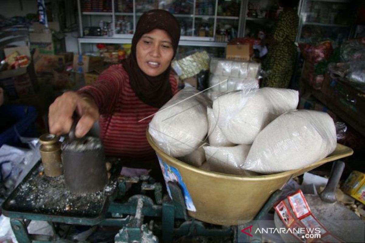 Pembeli mengeluh,  jelang Ramadhan harga gula pasir di Palembang masih tinggi Rp17.000/Kg