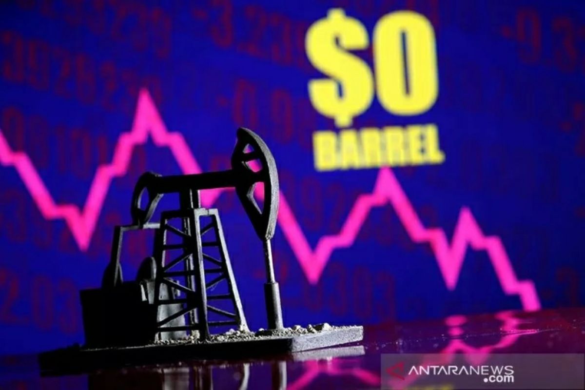 Harga minyak Brent anjlok lagi, banjir pasokan buat panik pasar