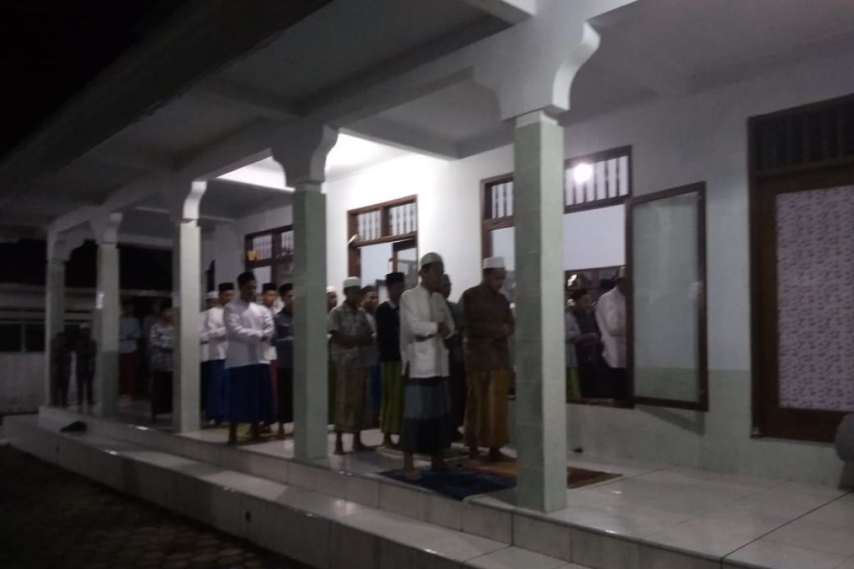 Jamaah Pesantren Mahfilud Dluror Jember shalat tarawih