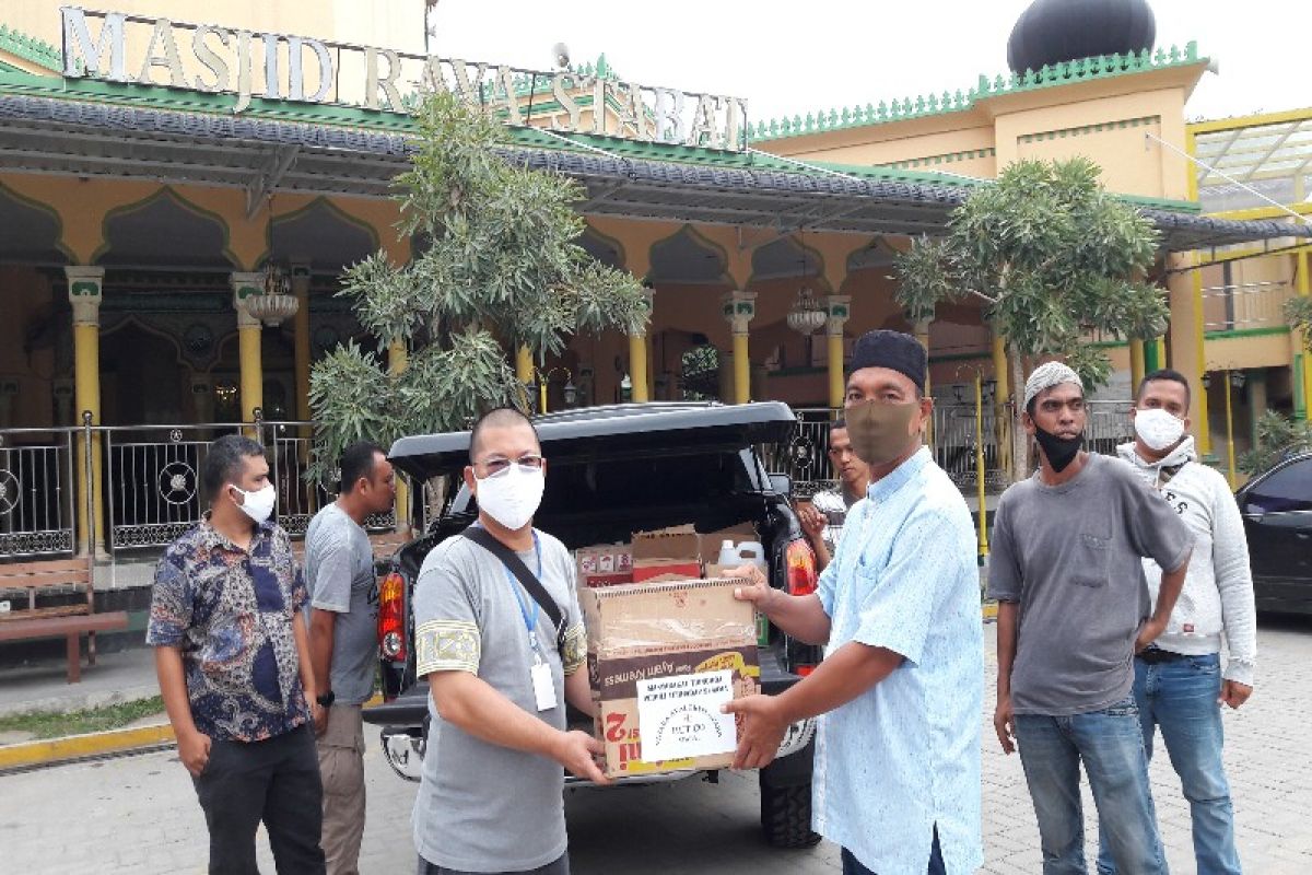 Masyarakat Etnis Tionghoa Stabat bagikan disinfektan, sabun cair kepada puluhan masjid