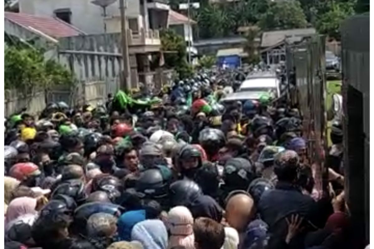 Pembagian sembako di rumah Gubernur dibubarkan polisi