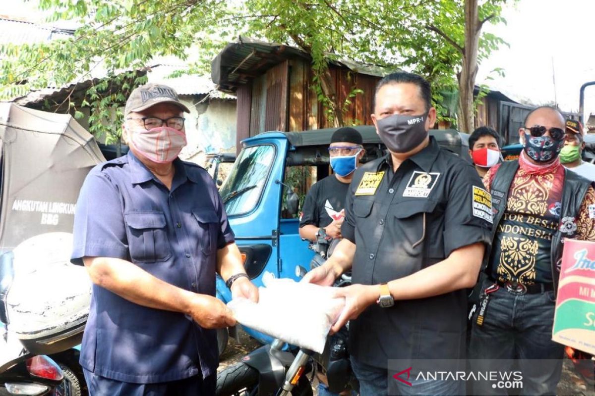 Bamsoet berikan bantuan sosial paguyuban sopir bajaj