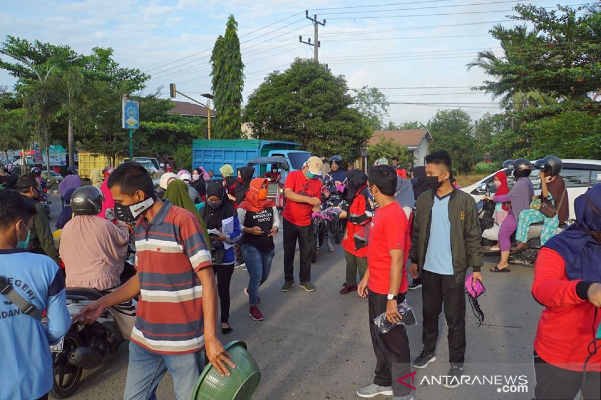 Guru dan siswa SMAN3 Kandangan bagikan masker gratis untuk masyarakat